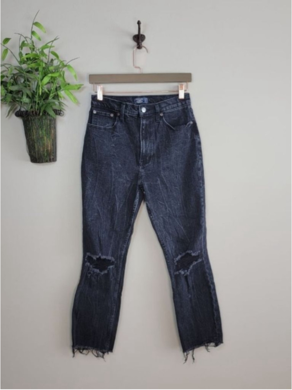 AF 4 Abercrombie & Fitch Ultra High Rise Mom Jeans Distressed Frayed Black 27
